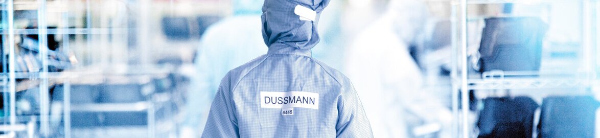 Nő a Dussmanntól steril védőruhában